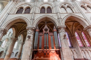 LISIEUX, CALVADOS, NORMANDY, FRANCE, 12 Mayıs 2024: Katedral Aziz Peter Katedrali 'nin iç mimari süslemeleri