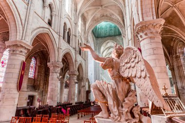 LISIEUX, CALVADOS, NORMANDY, FRANCE, 12 Mayıs 2024: Katedral Aziz Peter Katedrali 'nin iç mimari süslemeleri