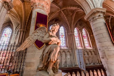 LISIEUX, CALVADOS, NORMANDY, FRANCE, 12 Mayıs 2024: Katedral Aziz Peter Katedrali 'nin iç mimari süslemeleri