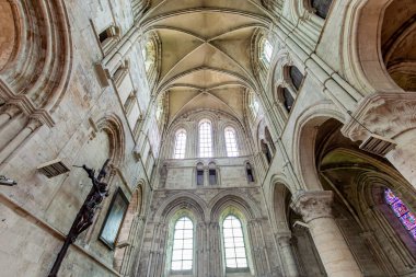 LISIEUX, CALVADOS, NORMANDY, FRANCE, 12 Mayıs 2024: Katedral Aziz Peter Katedrali 'nin iç mimari süslemeleri