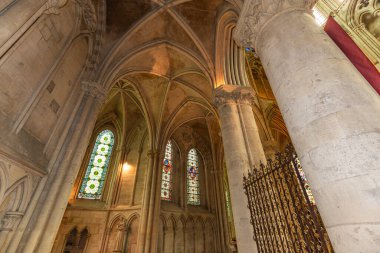 LISIEUX, CALVADOS, NORMANDY, FRANCE, 12 Mayıs 2024: Katedral Aziz Peter Katedrali 'nin iç mimari süslemeleri