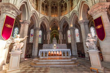 LISIEUX, CALVADOS, NORMANDY, FRANCE, 12 Mayıs 2024: Katedral Aziz Peter Katedrali 'nin iç mimari süslemeleri