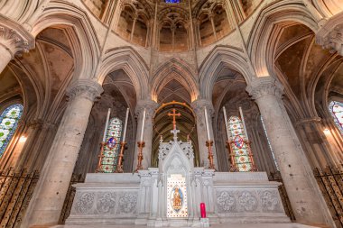 LISIEUX, CALVADOS, NORMANDY, FRANCE, 12 Mayıs 2024: Katedral Aziz Peter Katedrali 'nin iç mimari süslemeleri