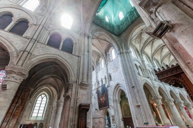 LISIEUX, CALVADOS, NORMANDY, FRANCE, 12 Mayıs 2024: Katedral Aziz Peter Katedrali 'nin iç mimari süslemeleri