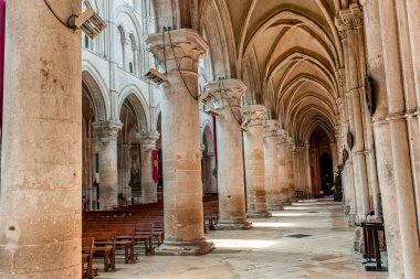 LISIEUX, CALVADOS, NORMANDY, FRANCE, 12 Mayıs 2024: Katedral Aziz Peter Katedrali 'nin iç mimari süslemeleri