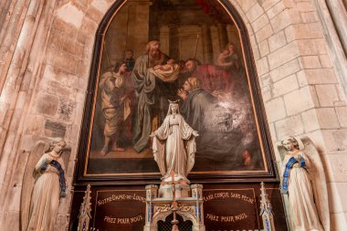LISIEUX, CALVADOS, NORMANDY, FRANCE, 12 Mayıs 2024: Katedral Aziz Peter Katedrali 'nin iç mimari süslemeleri