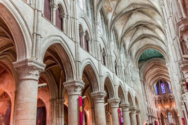LISIEUX, CALVADOS, NORMANDY, FRANCE, 12 Mayıs 2024: Katedral Aziz Peter Katedrali 'nin iç mimari süslemeleri