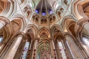 LISIEUX, CALVADOS, NORMANDY, FRANCE, 12 Mayıs 2024: Katedral Aziz Peter Katedrali 'nin iç mimari süslemeleri