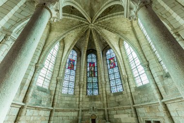 SAINT QUENTIN, PICARDY, FRANCE, 12 Haziran 2024: Gotik Katedral Bazilikasının iç ve mimari detayları