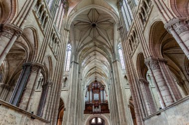 SAINT QUENTIN, PICARDY, FRANCE, 12 Haziran 2024: Gotik Katedral Bazilikasının iç ve mimari detayları