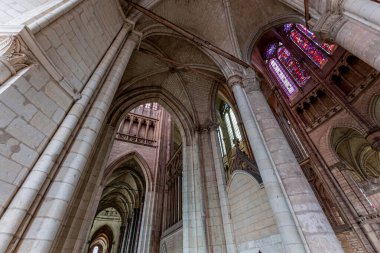 SAINT QUENTIN, PICARDY, FRANCE, 12 Haziran 2024: Gotik Katedral Bazilikasının iç ve mimari detayları