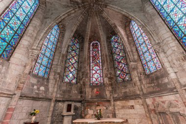 SAINT QUENTIN, PICARDY, FRANCE, 12 Haziran 2024: Gotik Katedral Bazilikasının iç ve mimari detayları