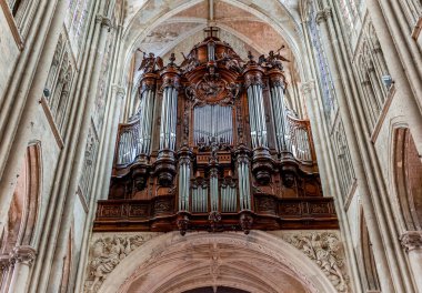 SAINT QUENTIN, PICARDY, FRANCE, 12 Haziran 2024: Gotik Katedral Bazilikasının iç ve mimari detayları