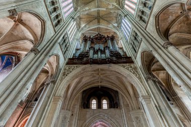 SAINT QUENTIN, PICARDY, FRANCE, 12 Haziran 2024: Gotik Katedral Bazilikasının iç ve mimari detayları