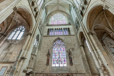 SAINT QUENTIN, PICARDY, FRANCE, 12 Haziran 2024: Gotik Katedral Bazilikasının iç ve mimari detayları