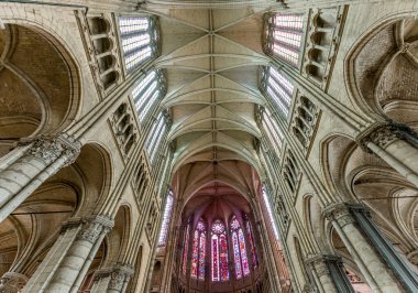 SAINT QUENTIN, PICARDY, FRANCE, 12 Haziran 2024: Gotik Katedral Bazilikasının iç ve mimari detayları
