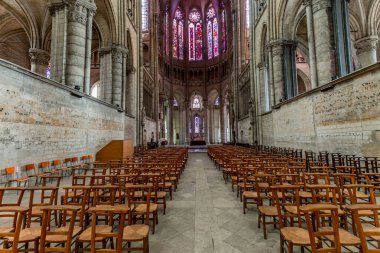 SAINT QUENTIN, PICARDY, FRANCE, 12 Haziran 2024: Gotik Katedral Bazilikasının iç ve mimari detayları