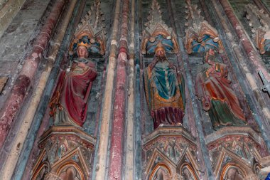 SAINT QUENTIN, PICARDY, FRANCE, 12 Haziran 2024: Gotik Katedral Bazilikasının iç ve mimari detayları