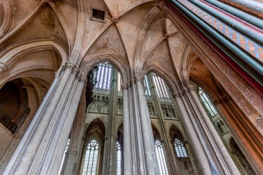 SAINT QUENTIN, PICARDY, FRANCE, 12 Haziran 2024: Gotik Katedral Bazilikasının iç ve mimari detayları
