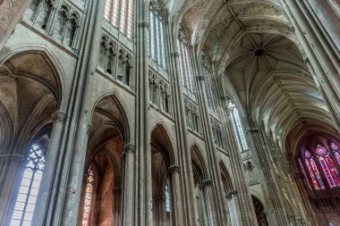 SAINT QUENTIN, PICARDY, FRANCE, 12 Haziran 2024: Gotik Katedral Bazilikasının iç ve mimari detayları