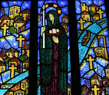 BEUZEVILLE, NORMANDY, FRANCE, 17 MAYIS 2024: Saint-Helier kilisesinin vitray camları, 1953 yılında Francois Dorchemont tarafından yapıldı.