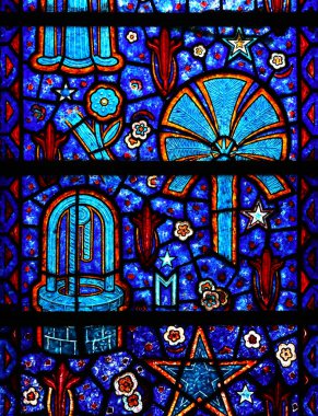 BEUZEVILLE, NORMANDY, FRANCE, 17 MAYIS 2024: Saint-Helier kilisesinin vitray camları, 1953 yılında Francois Dorchemont tarafından yapıldı.