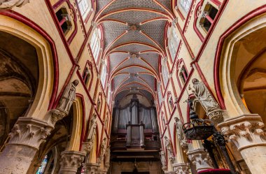 LOUVIERS, EURE, NORMANDY, FRANCE, MAYIS 09, 2024: Notre-Dame de Louviers Gotik Kilisesinin iç ve mimari detayları