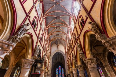 LOUVIERS, EURE, NORMANDY, FRANCE, MAYIS 09, 2024: Notre-Dame de Louviers Gotik Kilisesinin iç ve mimari detayları