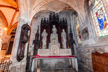 LOUVIERS, EURE, NORMANDY, FRANCE, MAYIS 09, 2024: Notre-Dame de Louviers Gotik Kilisesinin iç ve mimari detayları