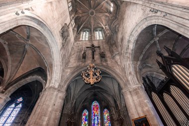 LOUVIERS, EURE, NORMANDY, FRANCE, MAYIS 09, 2024: Notre-Dame de Louviers Gotik Kilisesinin iç ve mimari detayları