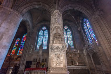 LOUVIERS, EURE, NORMANDY, FRANCE, MAYIS 09, 2024: Notre-Dame de Louviers Gotik Kilisesinin iç ve mimari detayları
