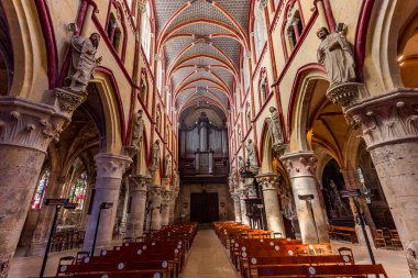 LOUVIERS, EURE, NORMANDY, FRANCE, MAYIS 09, 2024: Notre-Dame de Louviers Gotik Kilisesinin iç ve mimari detayları
