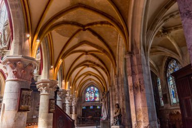 LOUVIERS, EURE, NORMANDY, FRANCE, MAYIS 09, 2024: Notre-Dame de Louviers Gotik Kilisesinin iç ve mimari detayları