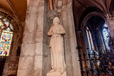 LOUVIERS, EURE, NORMANDY, FRANCE, MAYIS 09, 2024: Notre-Dame de Louviers Gotik Kilisesinin iç ve mimari detayları