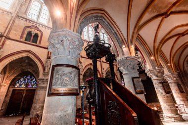 LOUVIERS, EURE, NORMANDY, FRANCE, MAYIS 09, 2024: Notre-Dame de Louviers Gotik Kilisesinin iç ve mimari detayları