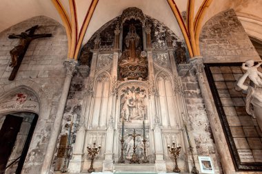 LOUVIERS, EURE, NORMANDY, FRANCE, MAYIS 09, 2024: Notre-Dame de Louviers Gotik Kilisesinin iç ve mimari detayları