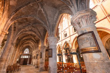 LOUVIERS, EURE, NORMANDY, FRANCE, MAYIS 09, 2024: Notre-Dame de Louviers Gotik Kilisesinin iç ve mimari detayları
