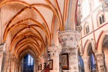 LOUVIERS, EURE, NORMANDY, FRANCE, MAYIS 09, 2024: Notre-Dame de Louviers Gotik Kilisesinin iç ve mimari detayları