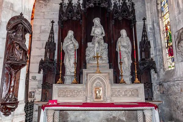 LOUVIERS, EURE, NORMANDY, FRANCE, MAYIS 09, 2024: Notre-Dame de Louviers Gotik Kilisesinin iç ve mimari detayları