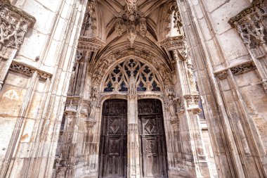 LOUVIERS, EURE, NORMANDY, FRANCE, MAYIS 09, 2024: Notre-Dame de Louviers Gotik Kilisesinin dış ve mimari detayları