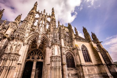 LOUVIERS, EURE, NORMANDY, FRANCE, MAYIS 09, 2024: Notre-Dame de Louviers Gotik Kilisesinin dış ve mimari detayları