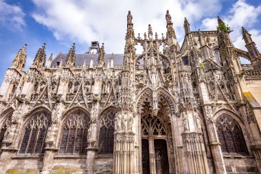 LOUVIERS, EURE, NORMANDY, FRANCE, MAYIS 09, 2024: Notre-Dame de Louviers Gotik Kilisesinin dış ve mimari detayları