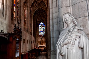KONCHES-EN-OUCHE, EURE, NORMANDY, FRANCE, 11 Mayıs 2024: Gotik Kilise Saint-Foy 'un iç ve mimari ayrıntıları