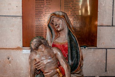 KONCHES-EN-OUCHE, EURE, NORMANDY, FRANCE, 11 Mayıs 2024: Gotik Kilise Saint-Foy 'un iç ve mimari ayrıntıları