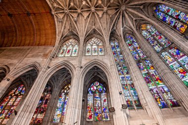 KONCHES-EN-OUCHE, EURE, NORMANDY, FRANCE, 11 Mayıs 2024: Gotik Kilise Saint-Foy 'un iç ve mimari ayrıntıları