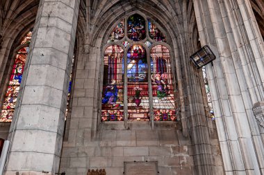 KONCHES-EN-OUCHE, EURE, NORMANDY, FRANCE, 11 Mayıs 2024: Gotik Kilise Saint-Foy 'un iç ve mimari ayrıntıları