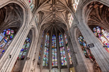 KONCHES-EN-OUCHE, EURE, NORMANDY, FRANCE, 11 Mayıs 2024: Gotik Kilise Saint-Foy 'un iç ve mimari ayrıntıları