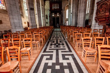 KONCHES-EN-OUCHE, EURE, NORMANDY, FRANCE, 11 Mayıs 2024: Gotik Kilise Saint-Foy 'un iç ve mimari ayrıntıları