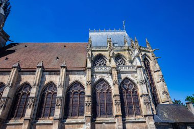 KONCHES-EN-OUCHE, EURE, NORMANDY, FRANCE, 11 Mayıs 2024: Gotik Kilise Saint-Foy 'un dış ve mimari ayrıntıları