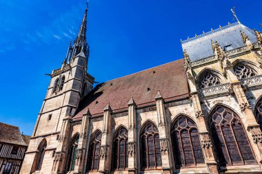KONCHES-EN-OUCHE, EURE, NORMANDY, FRANCE, 11 Mayıs 2024: Gotik Kilise Saint-Foy 'un dış ve mimari ayrıntıları